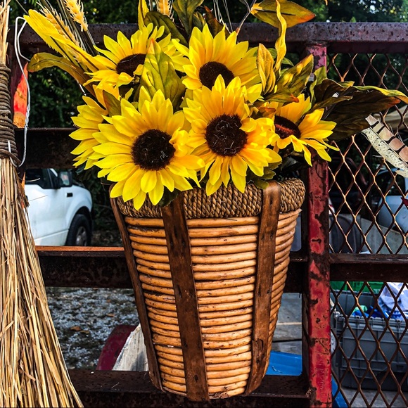 Decor - Picture 1 of 1